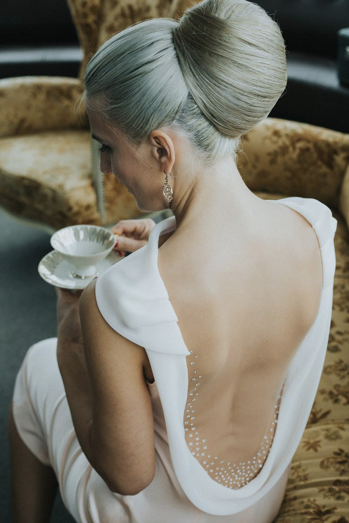 Robe dos nu en satin et mousseline de soie strass