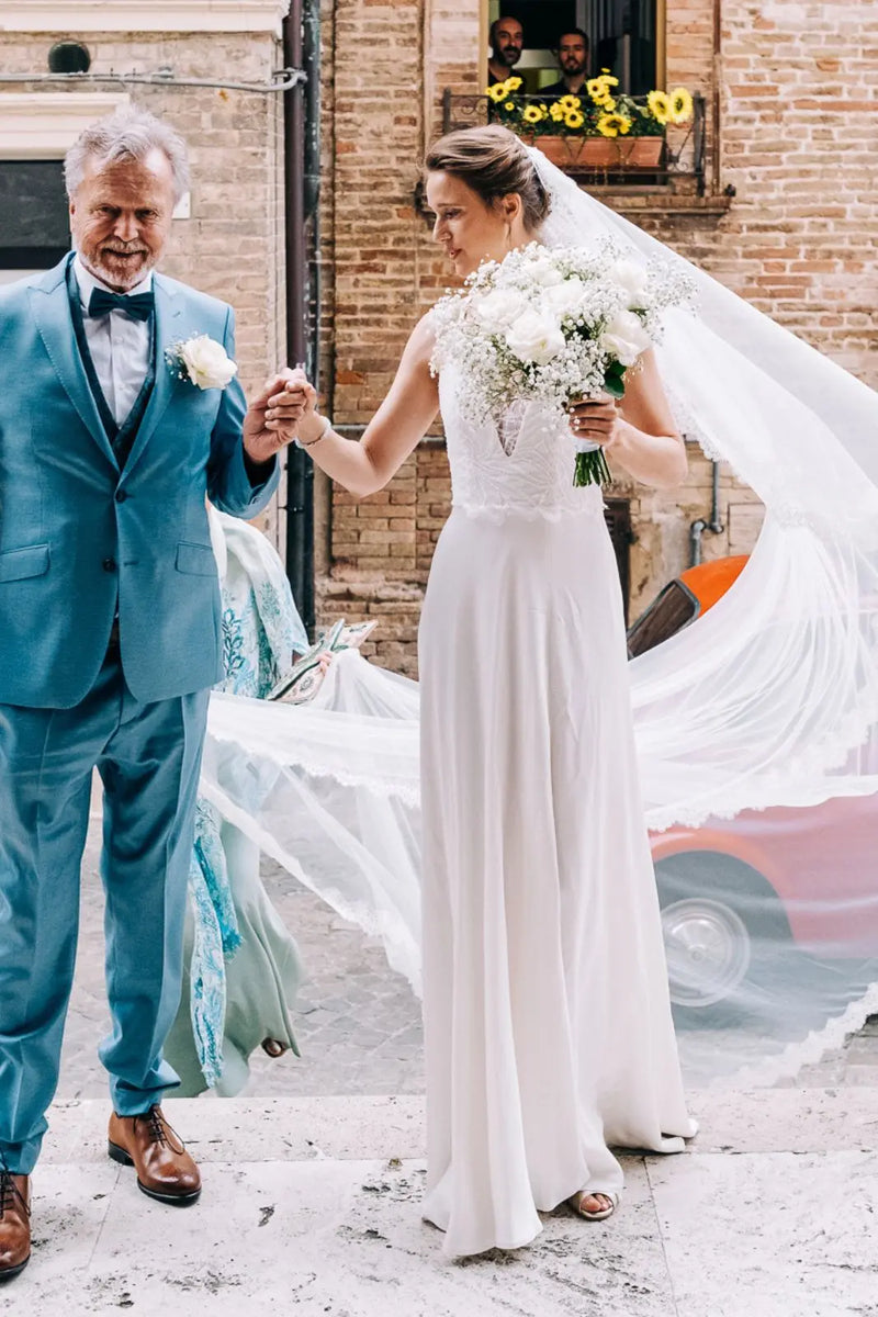 Robe de mariée et voile en dentelle