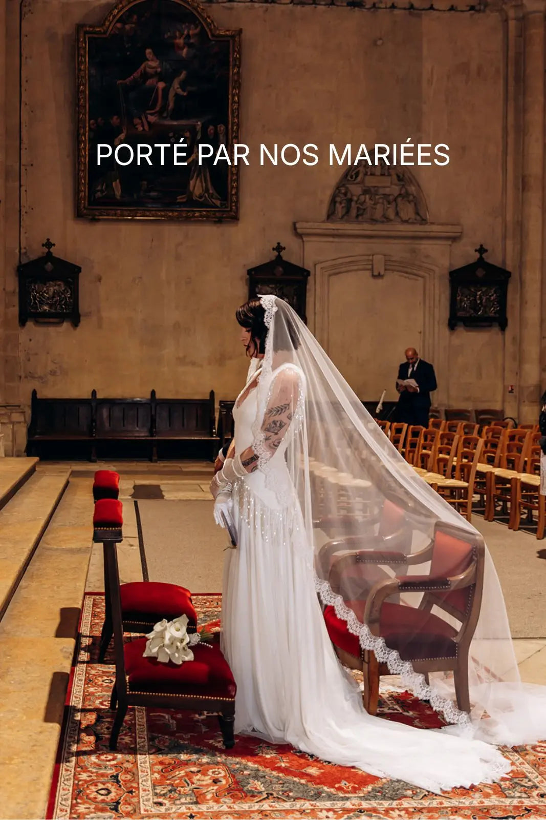 Notre mariée avec son long voile en dentelle 