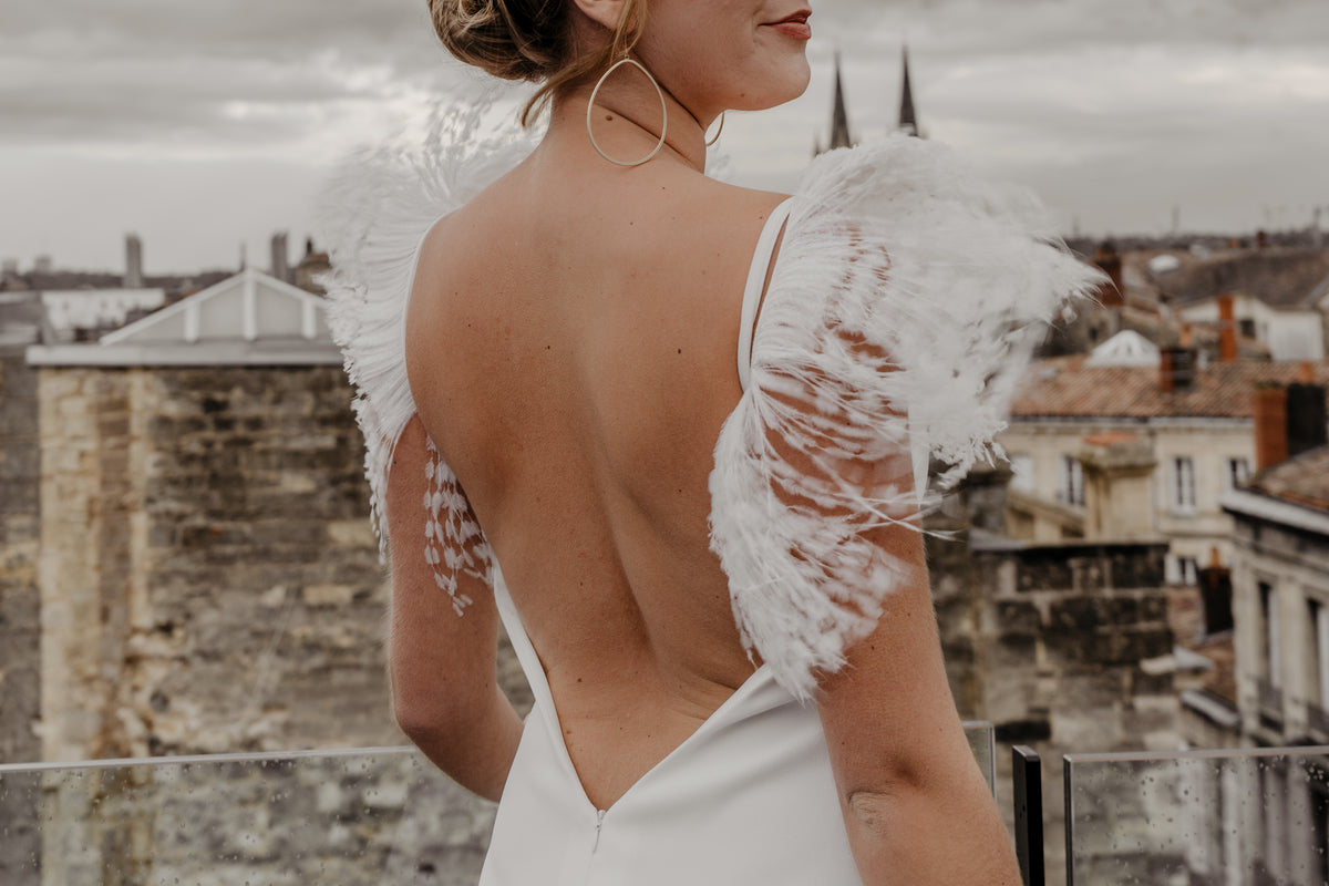 Robe de mariée dos nu en plumes