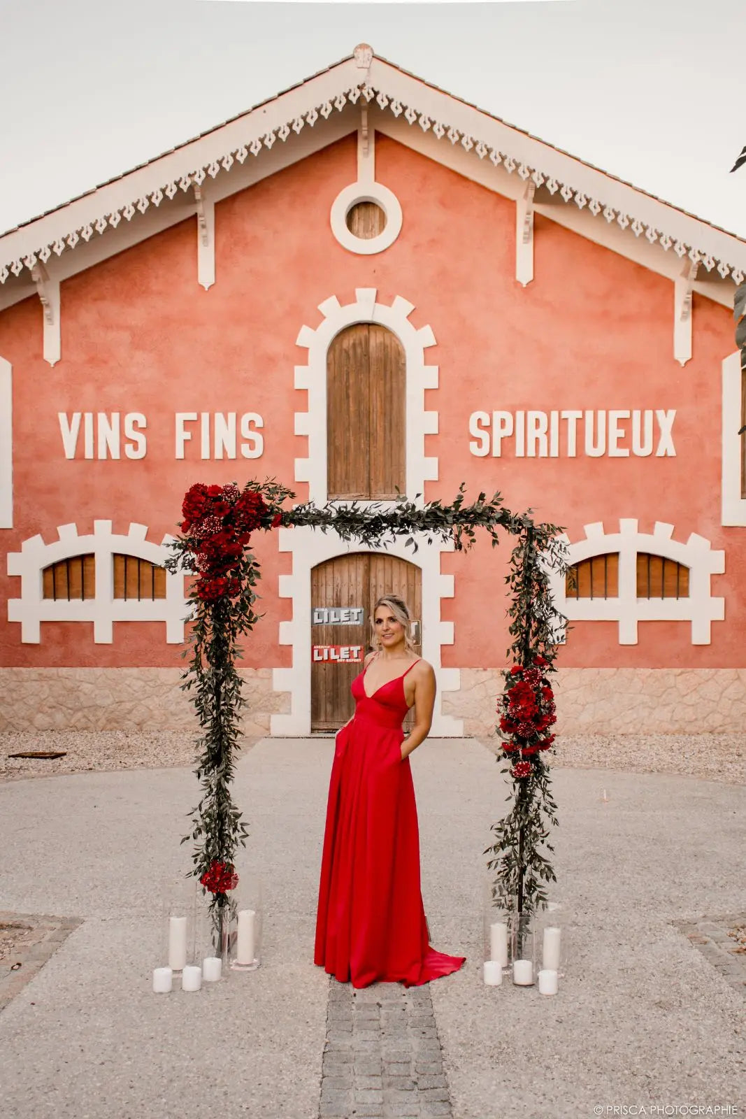 Longue robe rouge de cérémonie