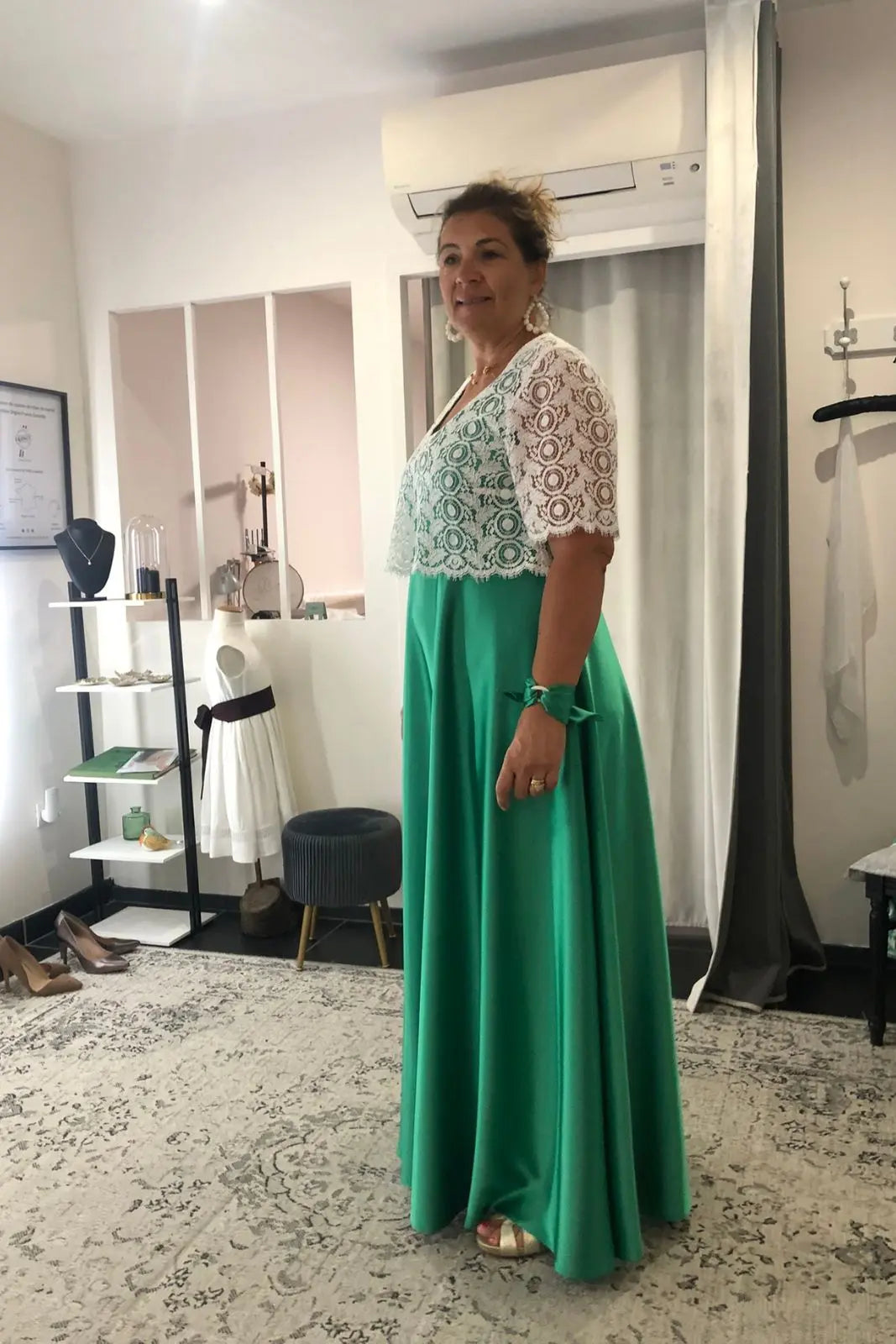 Robe longue verte en satin portée par la maman du marié, réalisée sur mesure à Bordeaux