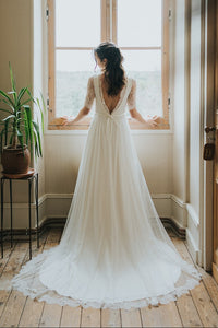 Rose, robe de mariée dos nu en dentelle, création signée Christelle Vasseur à Bordeaux