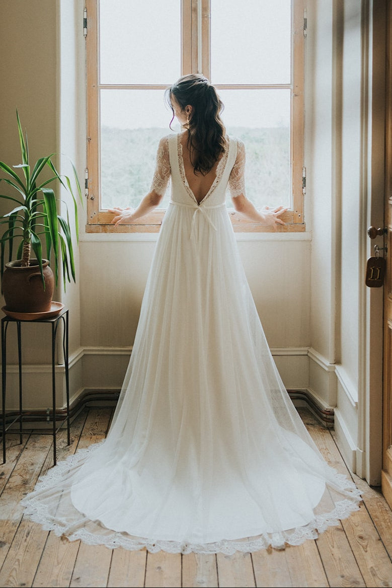 Rose, robe de mariée dos nu en dentelle, création signée Christelle Vasseur à Bordeaux