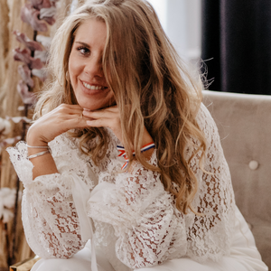 Jeune femme en tenue pour un mariage civil, top en dentelle ivoire et pantalon 