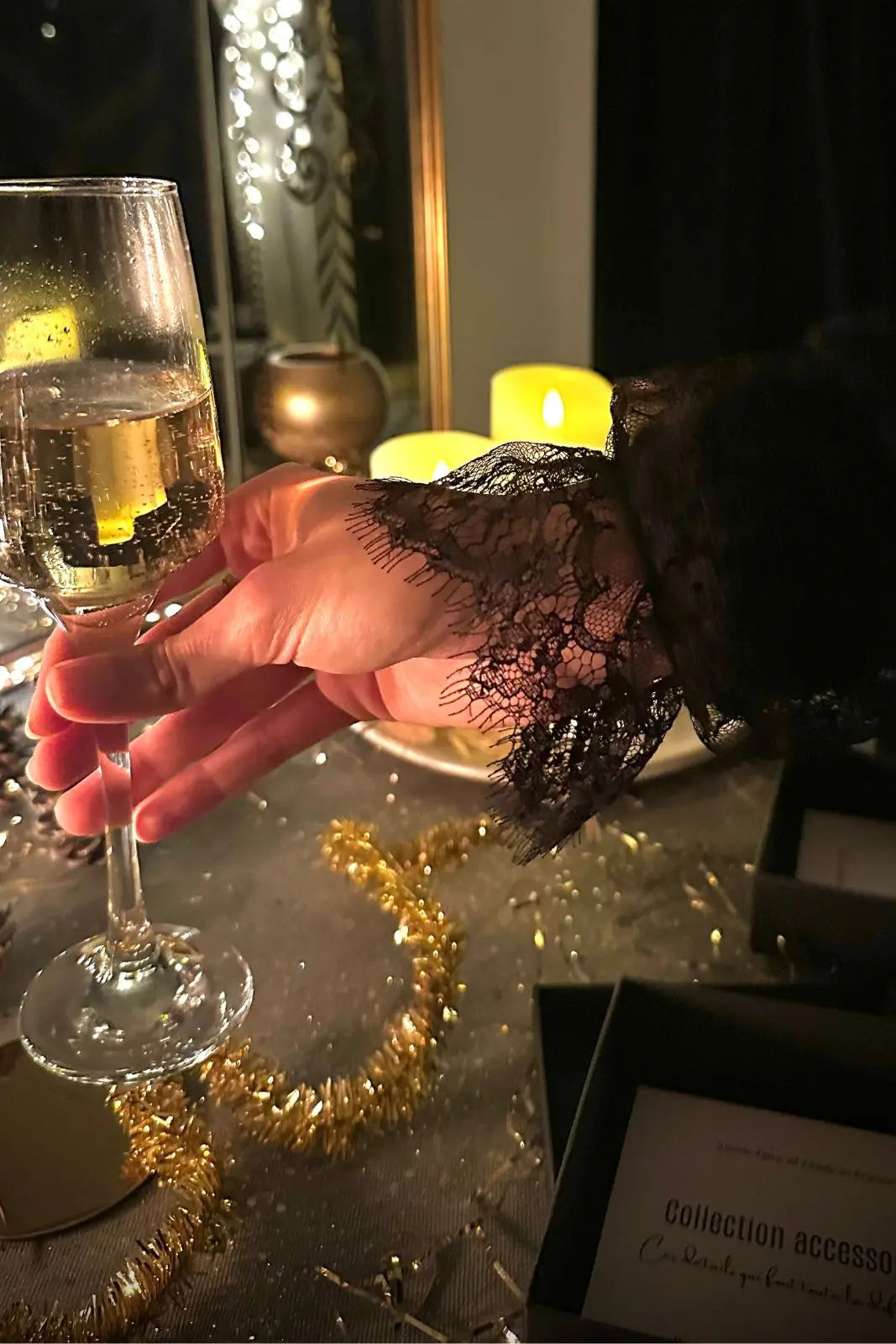 Manchettes en dentelle noire