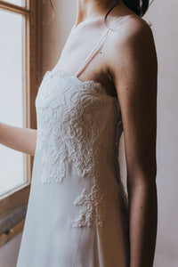 Suzanne -  Robe de mariée simple, créatrice Christelle Vasseur détail dentelle