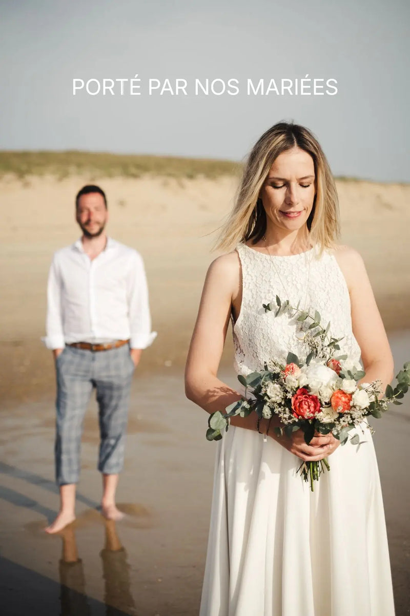 Notre mariée avec le top sans manches en dentelle 